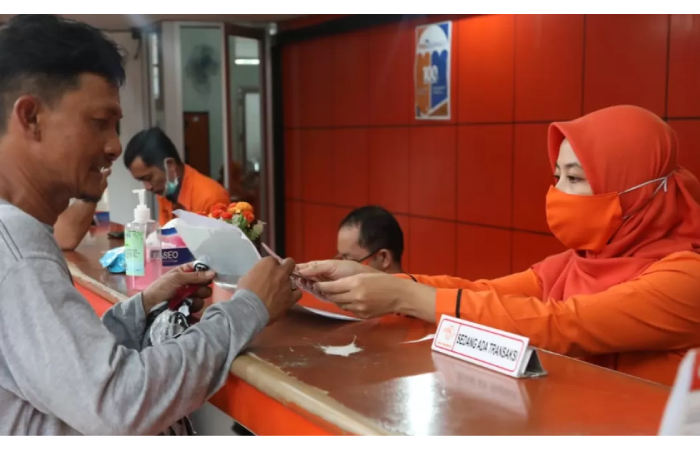 Ilustrasi pencairan bansos BLT lewat kantor pos.