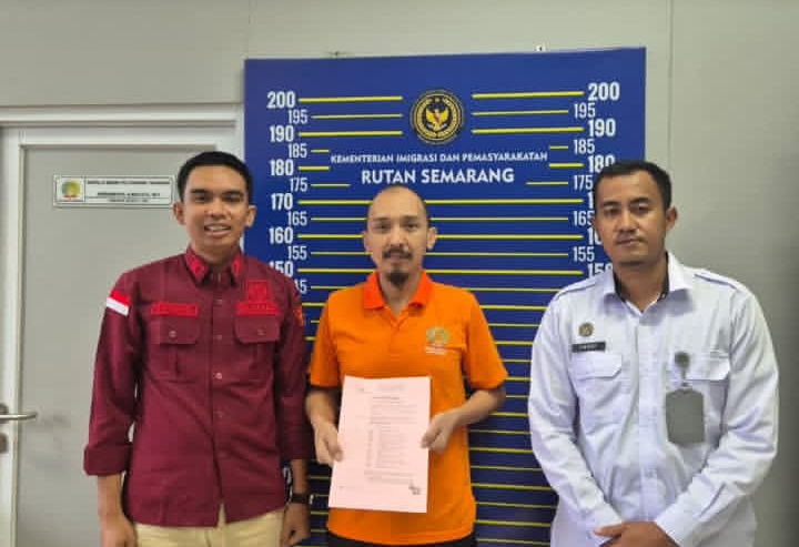 Terpidana korupsi yang juga eks Mantri BRI Unit Pabelan Mohammad Helmi Bachtiar (tengah) dieksekusi Kejari Sukoharjo, Rabu (5/11).