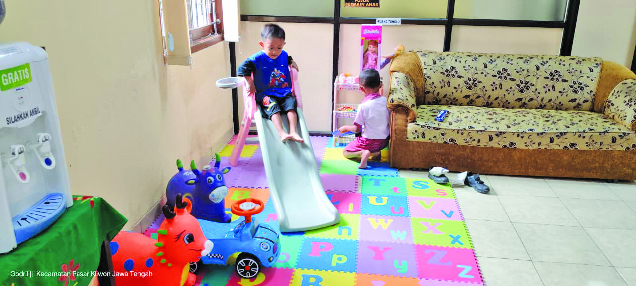 Anak-anak bermain di Pojok Ramah Anak di kantor Kelurahan Semanggi, Pasar Kliwon, Senin (3/11).