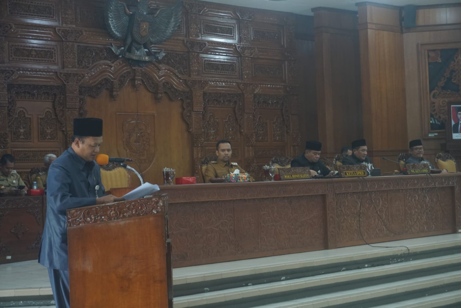 Rapat paripurna DPRD Klaten tentang pemandangan umum fraksi terhadap Raperda tentang Perubahan atas Perda Nomor 15 Tahun 2023 tentang Pajak Daerah dan Retribusi Daerah. (Angga Purenda/Radar Solo)