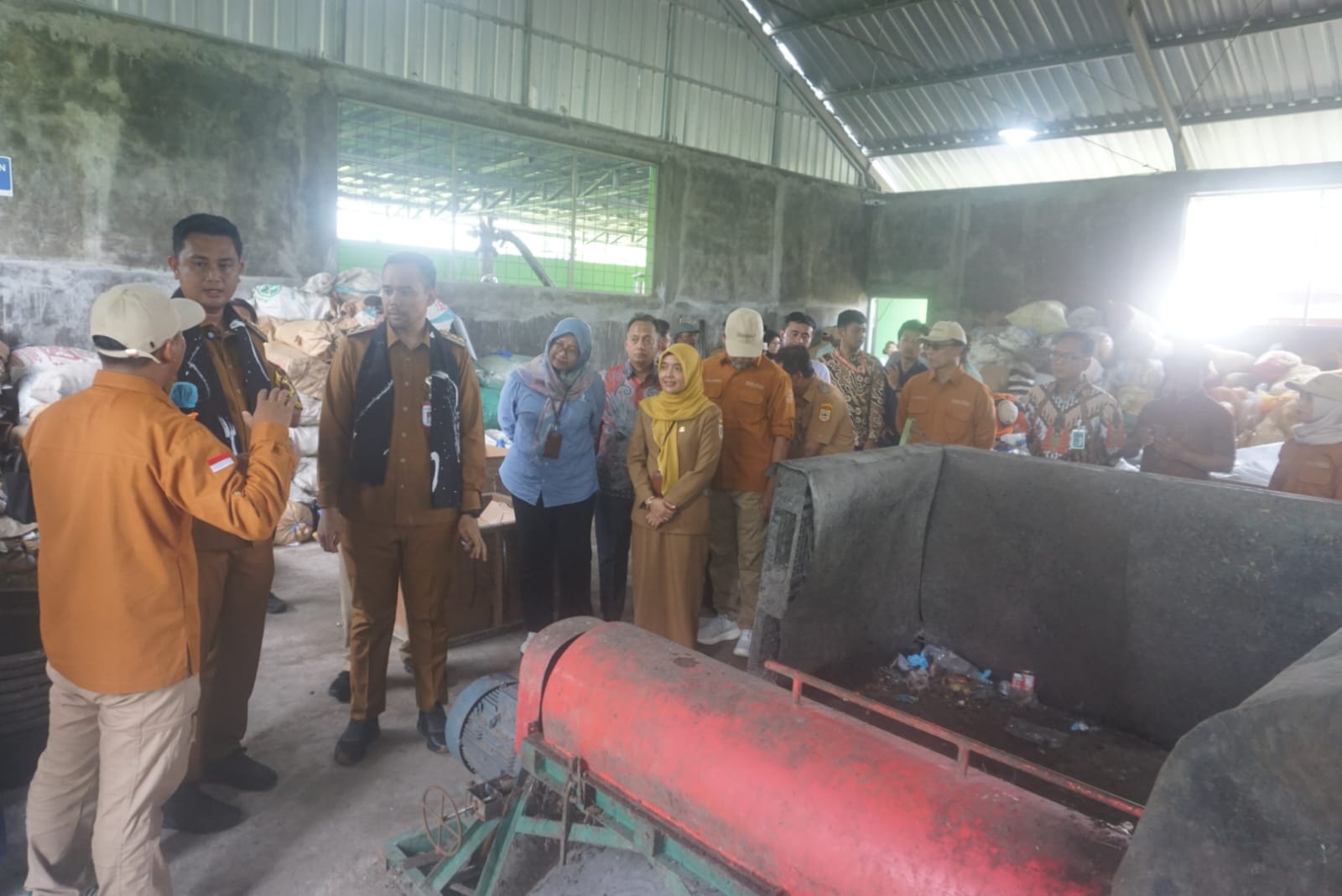 Bupati dan Wakil Bupati Klaten saat meninjau pengelolaan sampah di TPS3R Kemudo Resik, Prambanan, Klaten. (Angga Purenda/Radar Solo)