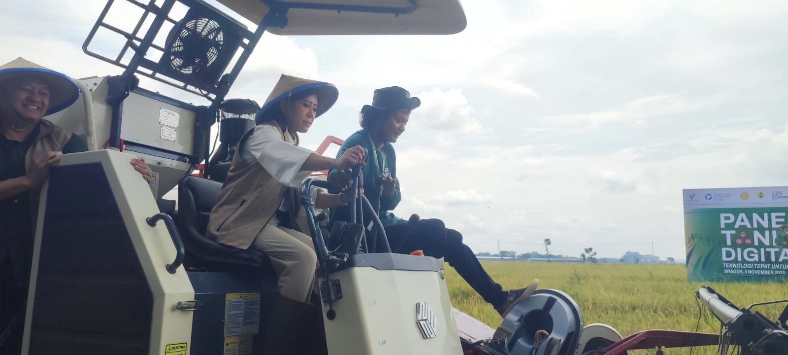 Menteri Komunikasi Digital (Komdigi) Meutya Hafid panen raya pertanian dengan teknologi kecerdasan artifisial (AI) dan internet of things (IoT) di Sragen, Rabu (5/11/2025).(Ahmad Khairudin/Radar Solo)