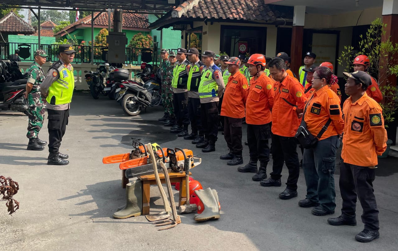 Apel relawan gabungan yang diinisiasi Polres Karanganyar bersama BPBD Karanganyar di mapolres dan seluruh mapolsek antisipasi bencana, Rabu (5/11/2025). (Rudi Hartono/Radar Solo)