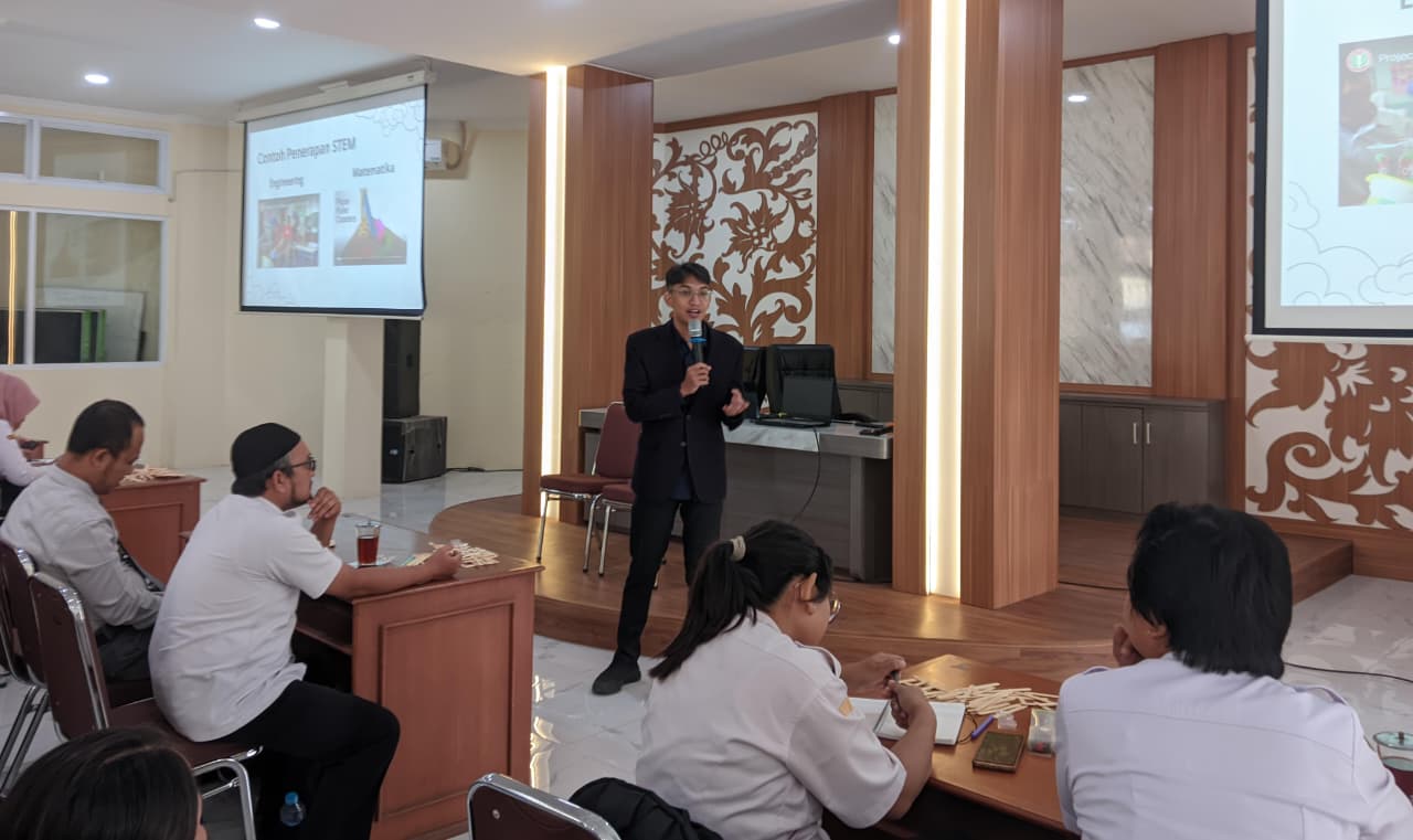 Pelatihan pembelajaran berbasis STEAM untuk guru SD dan SMP di aula kantor Disdik Kota Solo, Rabu (5/11).