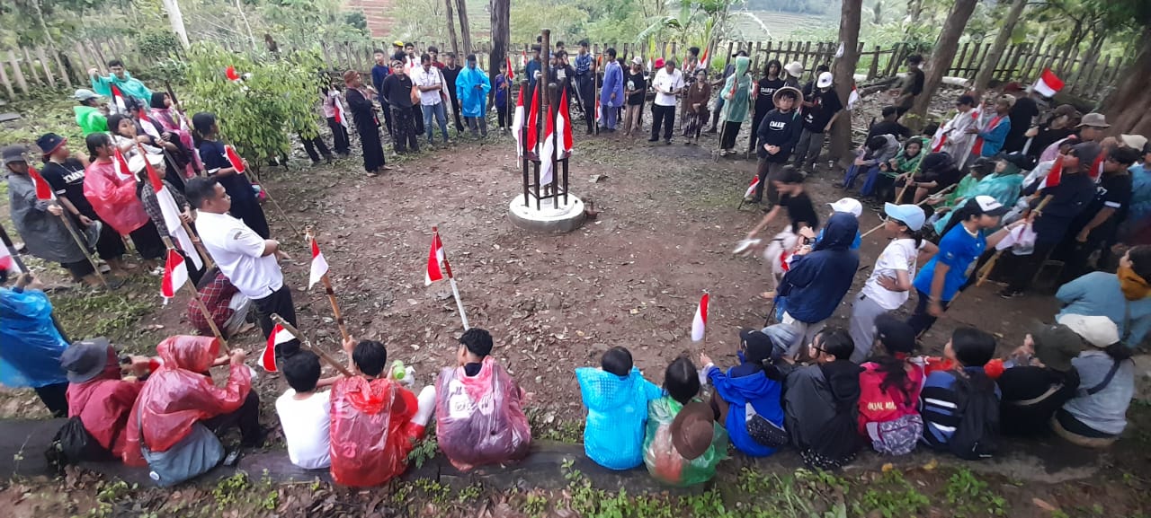 Pelajar SMP Kebangsaan Barata kembali menggelar napak tilas sejarah perjuangan Raden Mas Said di Desa Kedawung, Kecamatan Jumapolo, Karanganyar.
