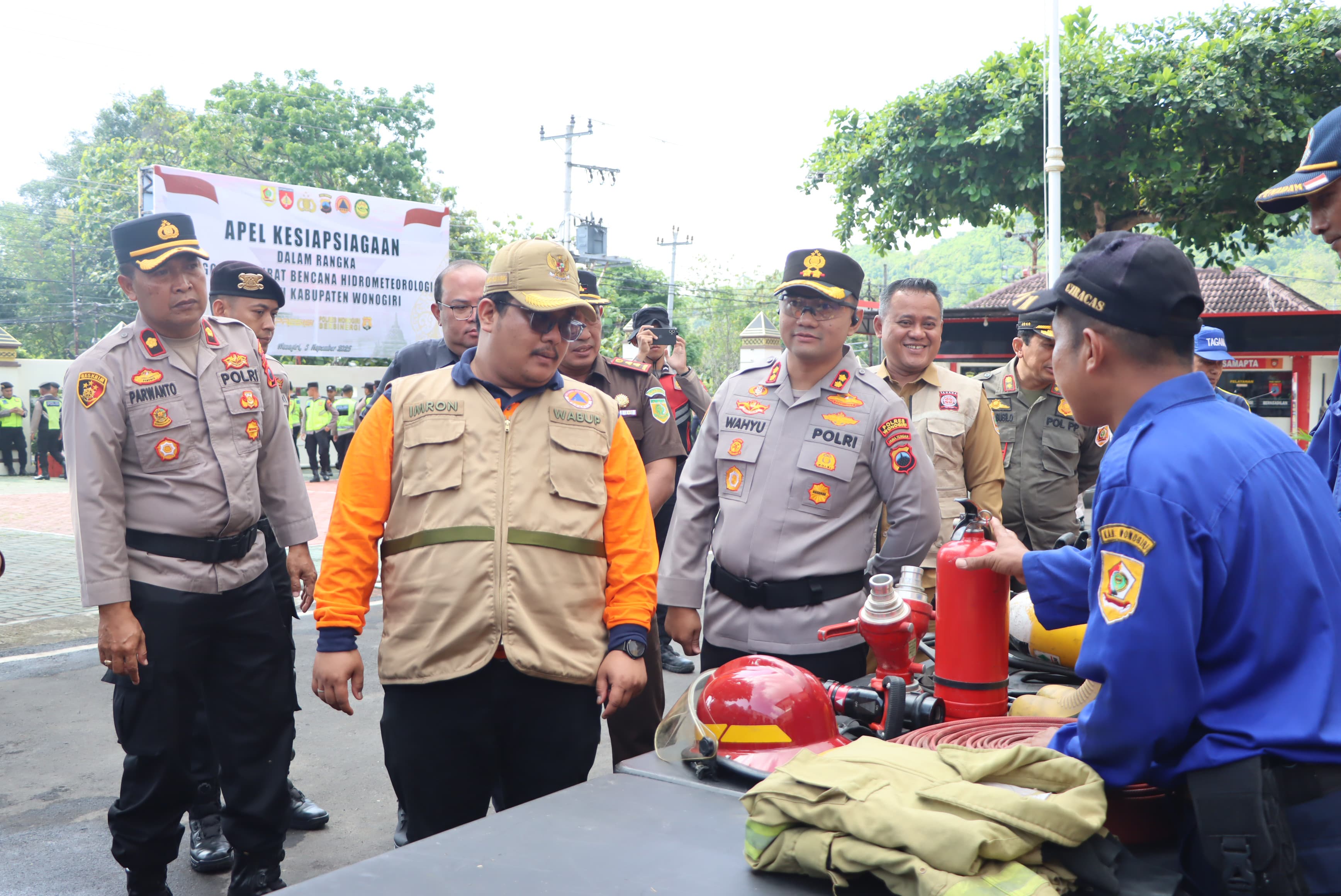 Wabup Wonogiri Imron Rizkyarno dan unsur Forkompimda mengecek peralatan saat apel kesiapsiagaan tanggap darurat bencana hidrometeorologi di halaman depan Mapolres Wonogiri, Rabu (5/11/2025).