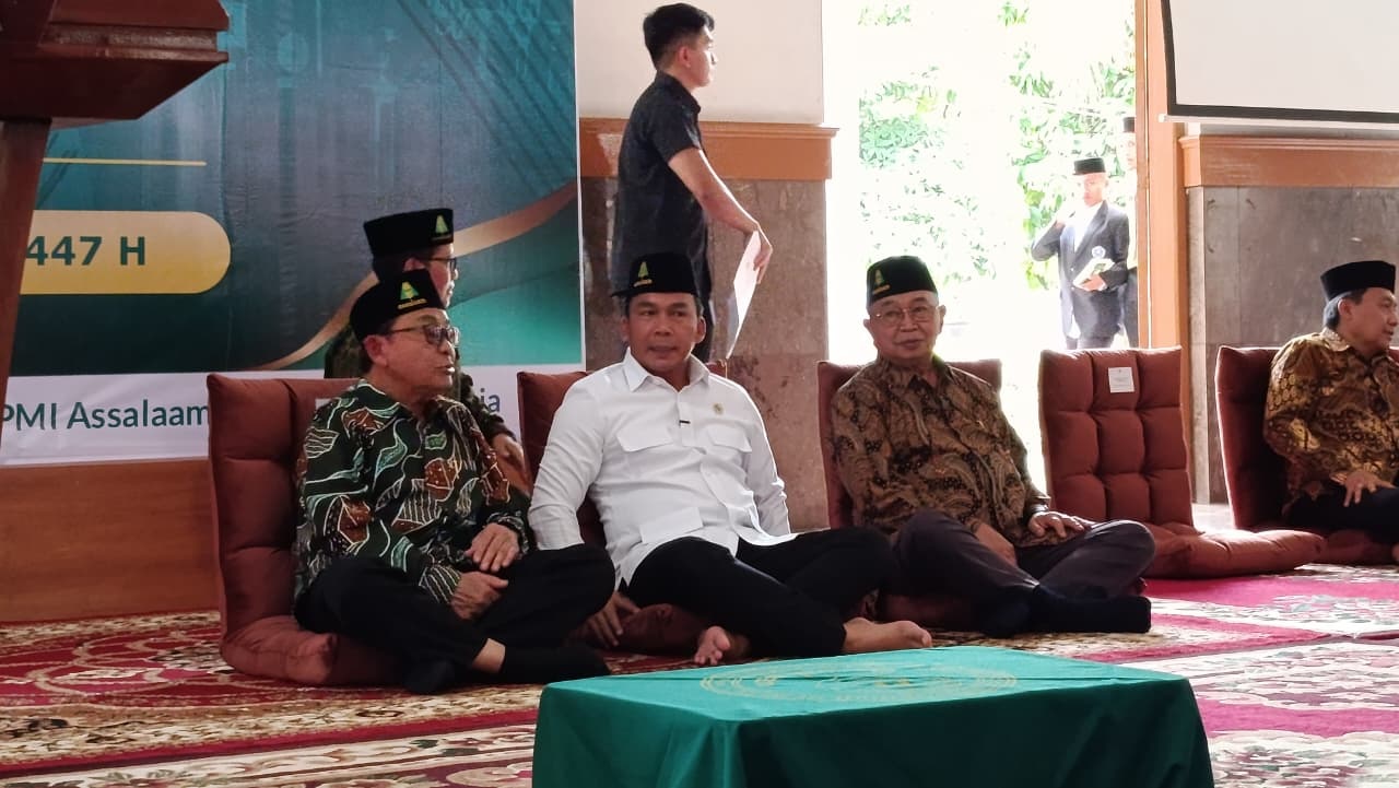 Mendukbangga Wihaji (tengah) dan Direktur PPMI Assalaam Uripto Mahmud (kiri) di sela peresmian Sekolah Siaga Kependudukan, Kamis (6/11).