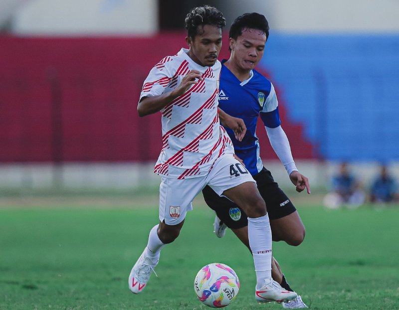 PEMANASAN: Pertandingan uji coba antara PSIM Jogja melawan Persis Solo di Stadion Sultan Agung, 19 Juli lalu.