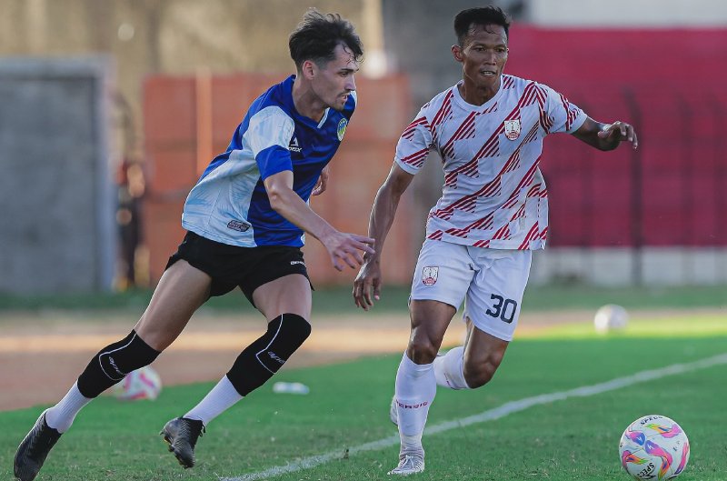 PEMANASAN: Pertandingan uji coba antara PSIM Jogja melawan Persis Solo di Stadion Sultan Agung, 19 Juli lalu.