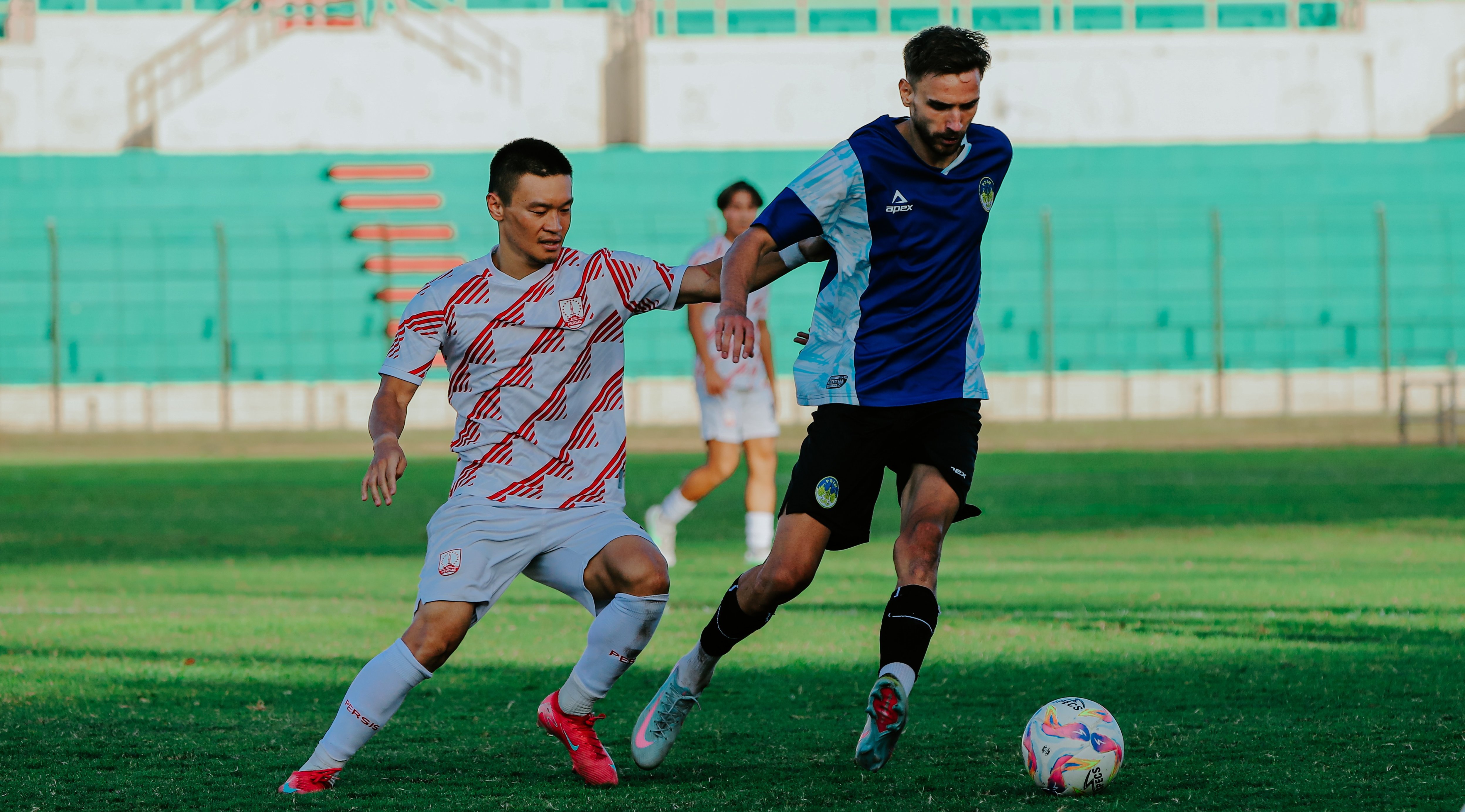 PEMANASAN: Pertandingan uji coba antara PSIM Jogja melawan Persis Solo di Stadion Sultan Agung, 19 Juli lalu.