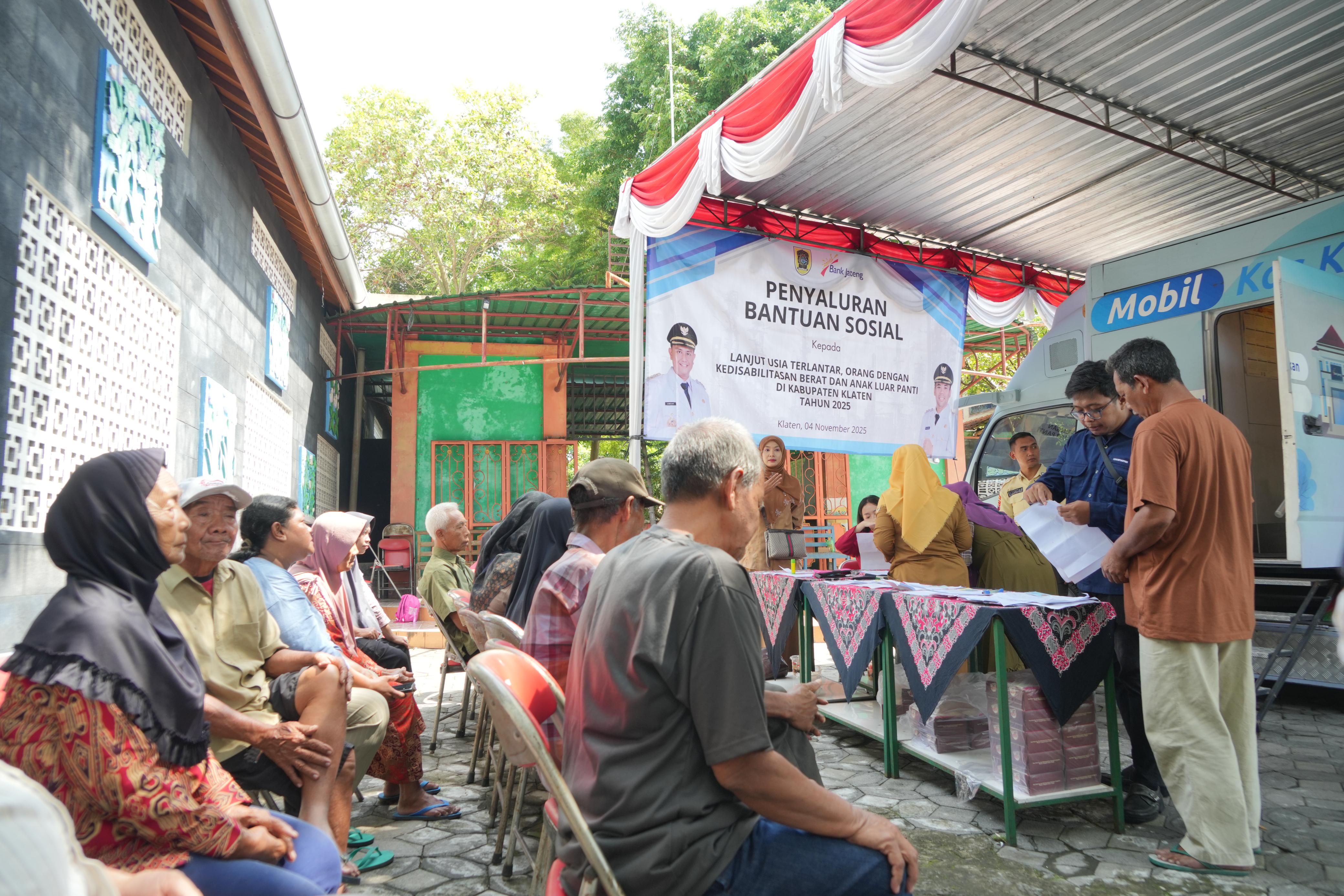 Penyaluran bantuan sosial bagi lansia telantar hingga anak di luar panti di Desa Kedungan, Kecamatan Pedan, Klaten. (Dokumentasi Diskominfo Klaten)