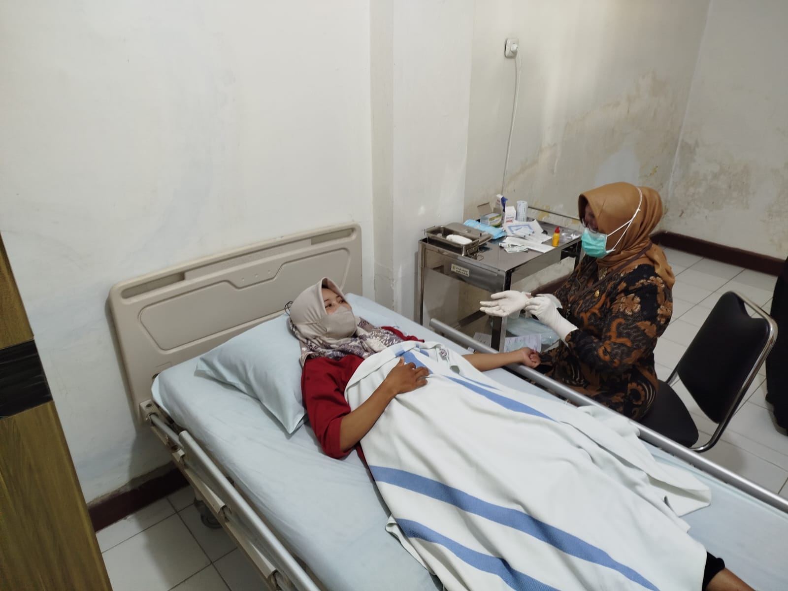 Petugas memasangkan KB implan kepada peserta Safari KB di RSUD dr. Soediran Mangun Sumarso Wonogiri, Kamis (6/11/2025).