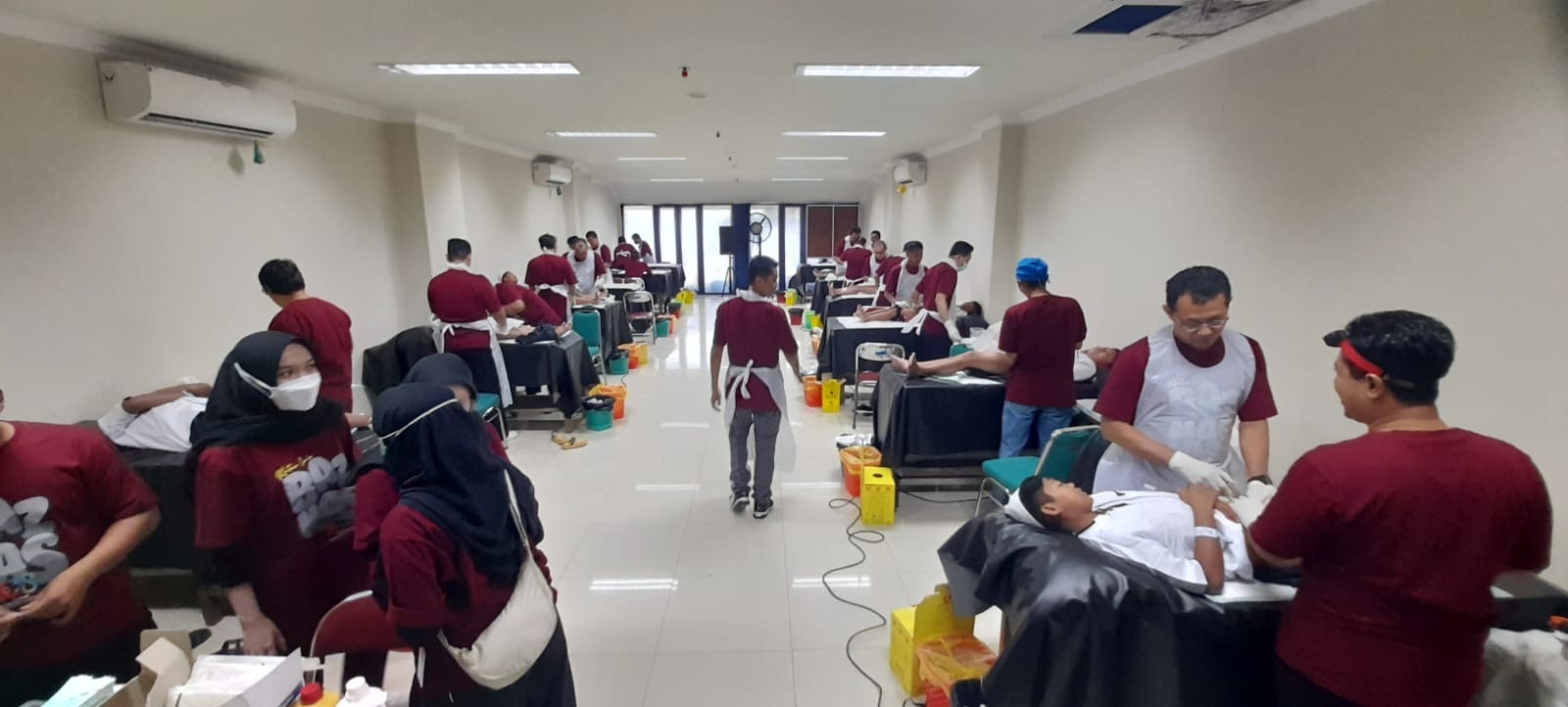 Kegiatan khitan masal di Aula Masjid Agung Madaniyah dalam rangka Hari Jadi Ke-108 Kabupaten Karanganyar, Kamis (6/11/2025). (Rudi Hartono/Radar Solo)