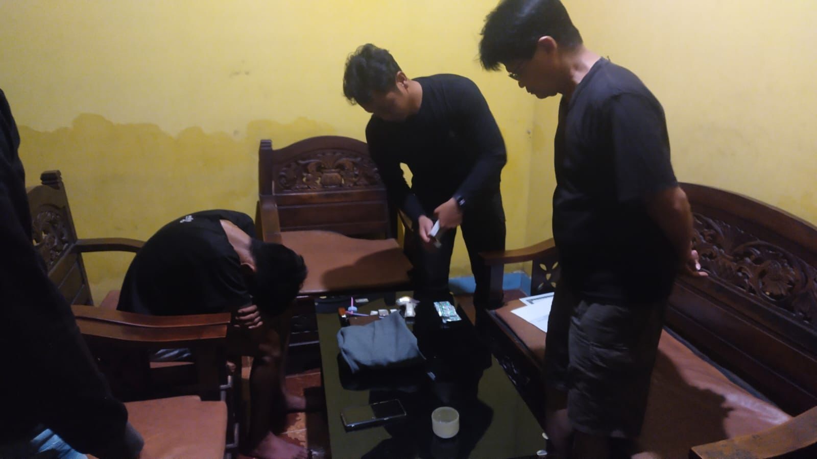 Pengedar sabu diinterogasi anggota Satresnarkoba Polres Sragen. (Ahmad Khairudin/Radar Solo)