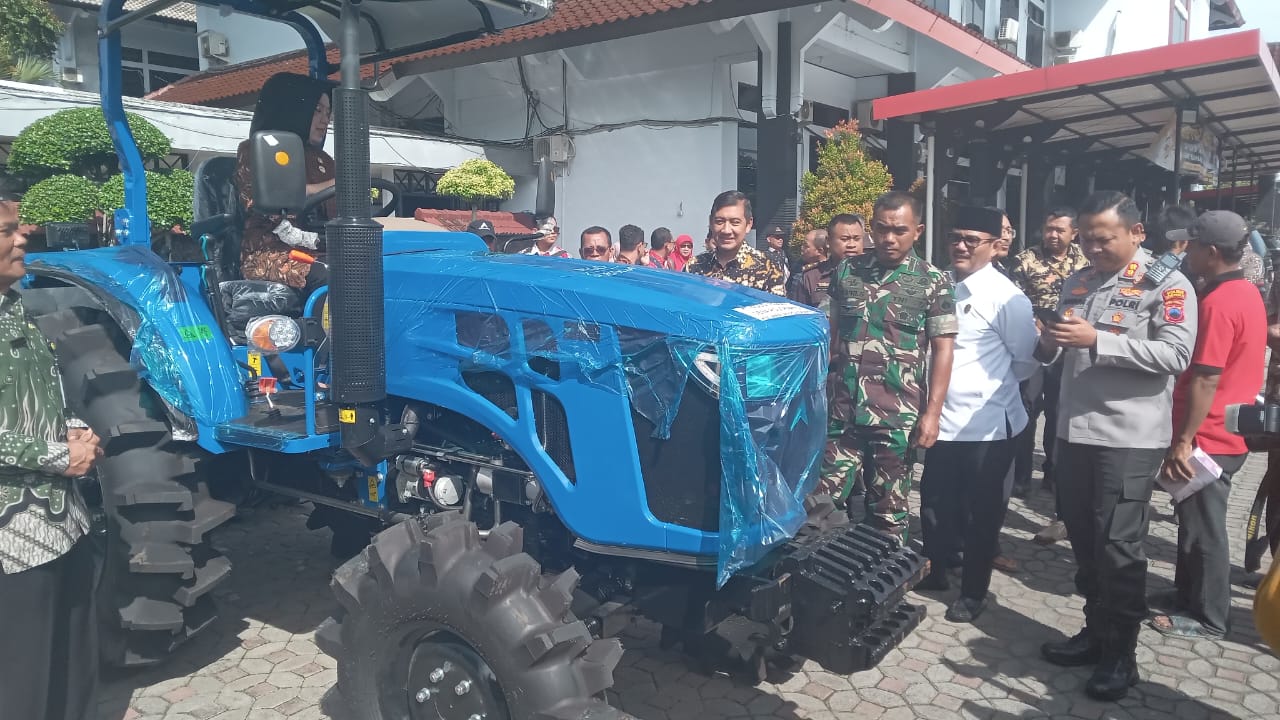 Bupati Sukoharjo Etik Suryani serahkan bantuan alsintan ke kelompok tani di lobi kantor bupati, Kamis (6/11).