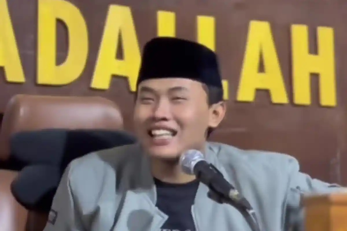 Profil dan riwayat pendidikan Gus Elham Yahya, cucu kiai ternama Kediri. Simak perjalanan dakwah dan aktivitas Majelis Taklim Ibadallah.