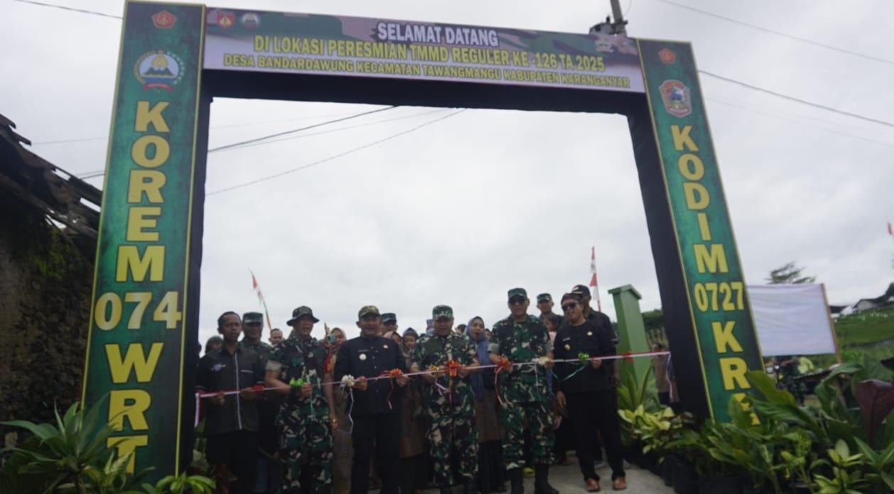 Peresmian pekerjaan infrastruktur TMMD Reguler ke-126 Tahun 2025 di Desa Bandardawung, Kecamatan Tawangmamgu, Karanganyar, Kamis (6/11/2025). (Rudi Hartono/Radar Solo)