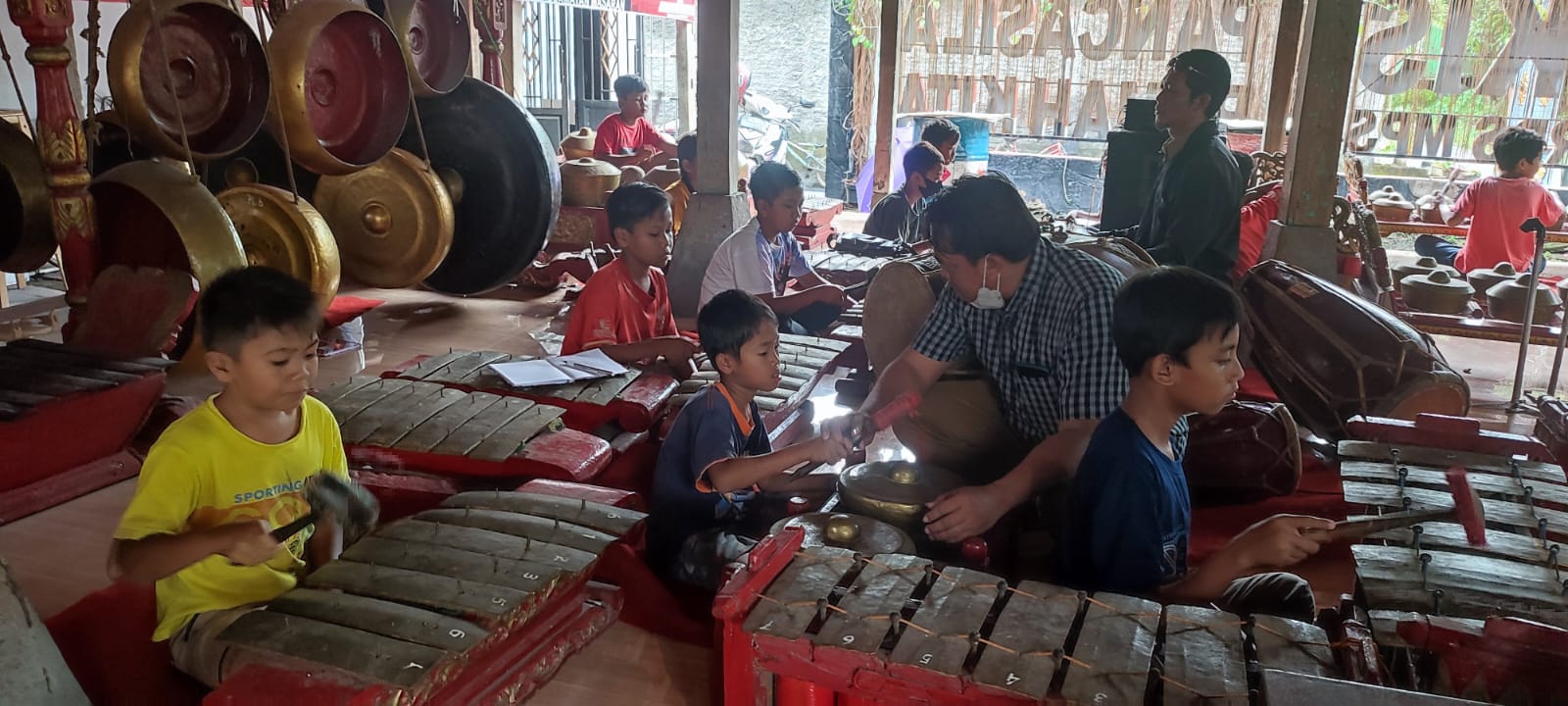 Anak-anak belajar gamelan di salah satu sanggar kesenian di Sragen. (Ahmad Khairudin/Radar Solo)