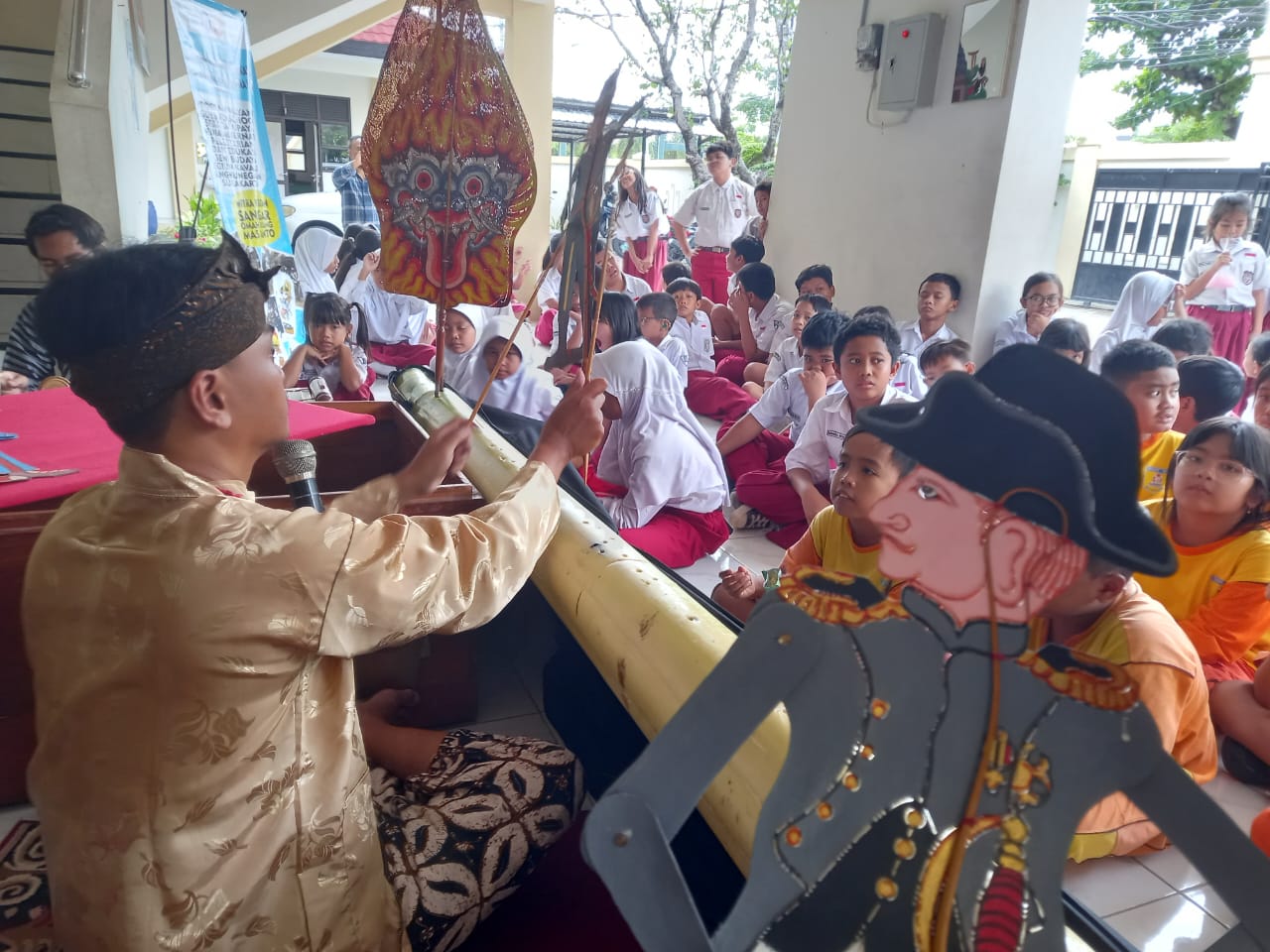 TERPUKAU: Wayang Goes to School digelar di SD Bromantakan (4/11).