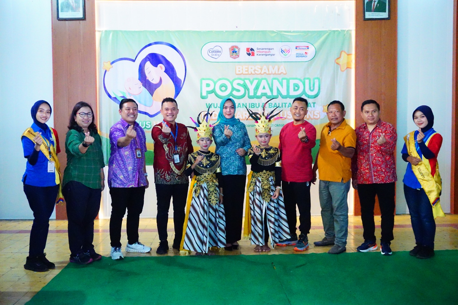 BAKSOS: Indomaret dan PT. PZ Cussons Indonesia bersama Dinkes Kabupaten Karanganyar, menggelar kegiatan posyandu di Kelurahan Tegalgede, Jumat (31/10).