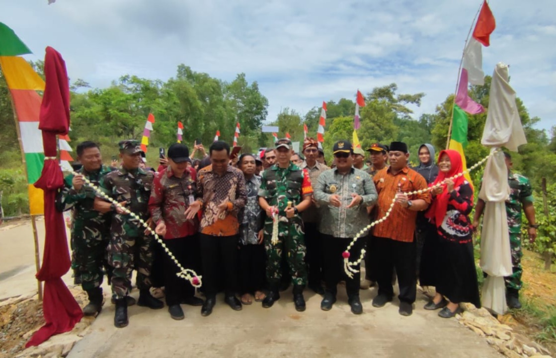 Forkompimda Wonogiri meresmikan jalan hasil program TMMD di Desa Ngambarsari, Kecamatan Karangtengah, Kamis (6/11/2025).