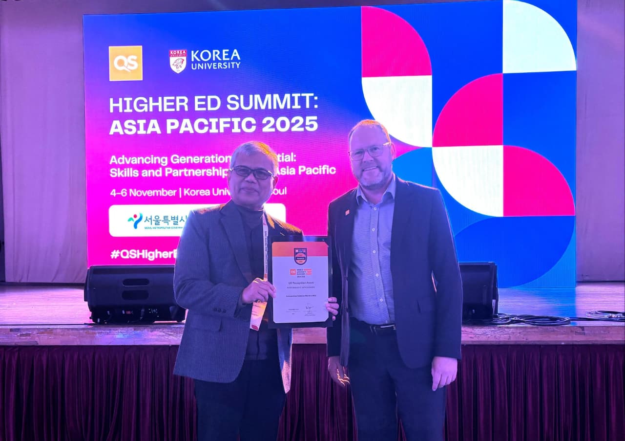 Rektor UNS Prod. Dr. Hartono menerima penghargaan bergengsi &ldquo;QS Performance Improvement Award&rdquo; dari Quacquarelli Symonds (QS) di Seoul, Korea Selatan.