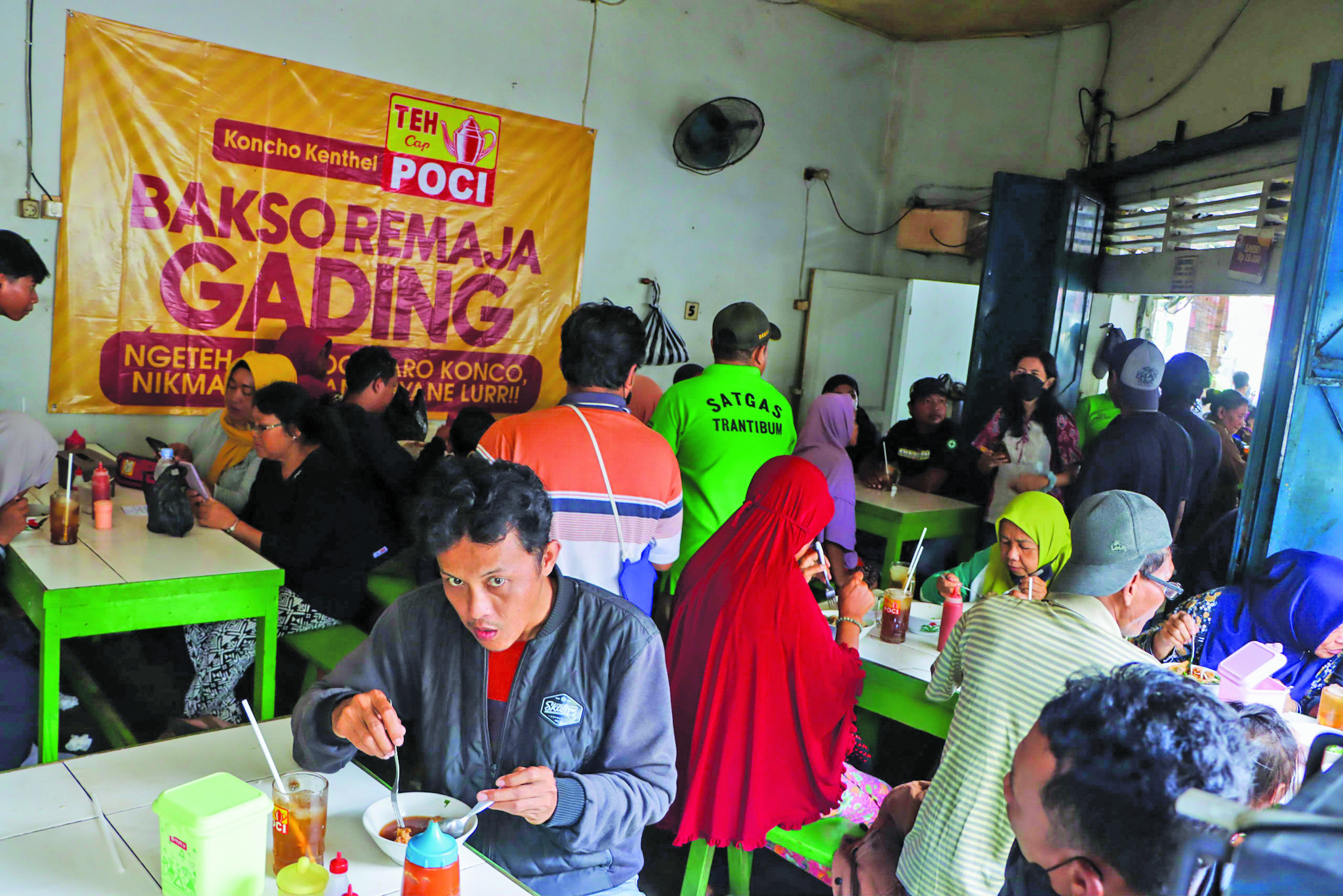 LUDES SEKEJAP: Warung Bakso Remaja diserbu pengunjung pasca dipastikan halal, Jumat (7/11/2025).