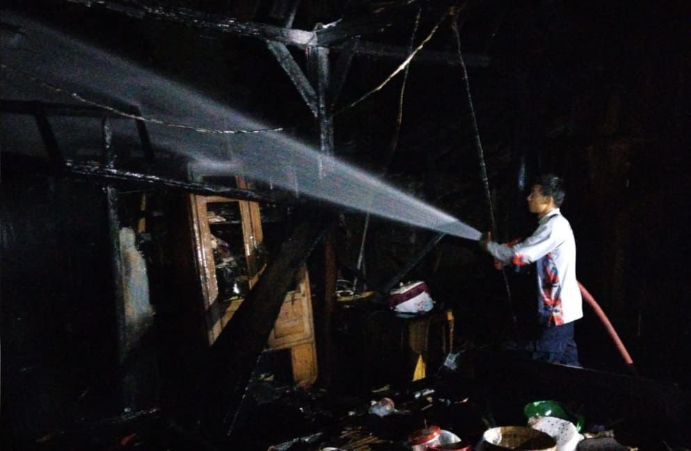 DIKEJAR WAKTU: Anggota damkar tengah melakukan pemadaman di Dukuh Gosoni, RT 005/RW 002, Desa Gosono, Kecamatan Wonosegoro, Kamis (6/11).