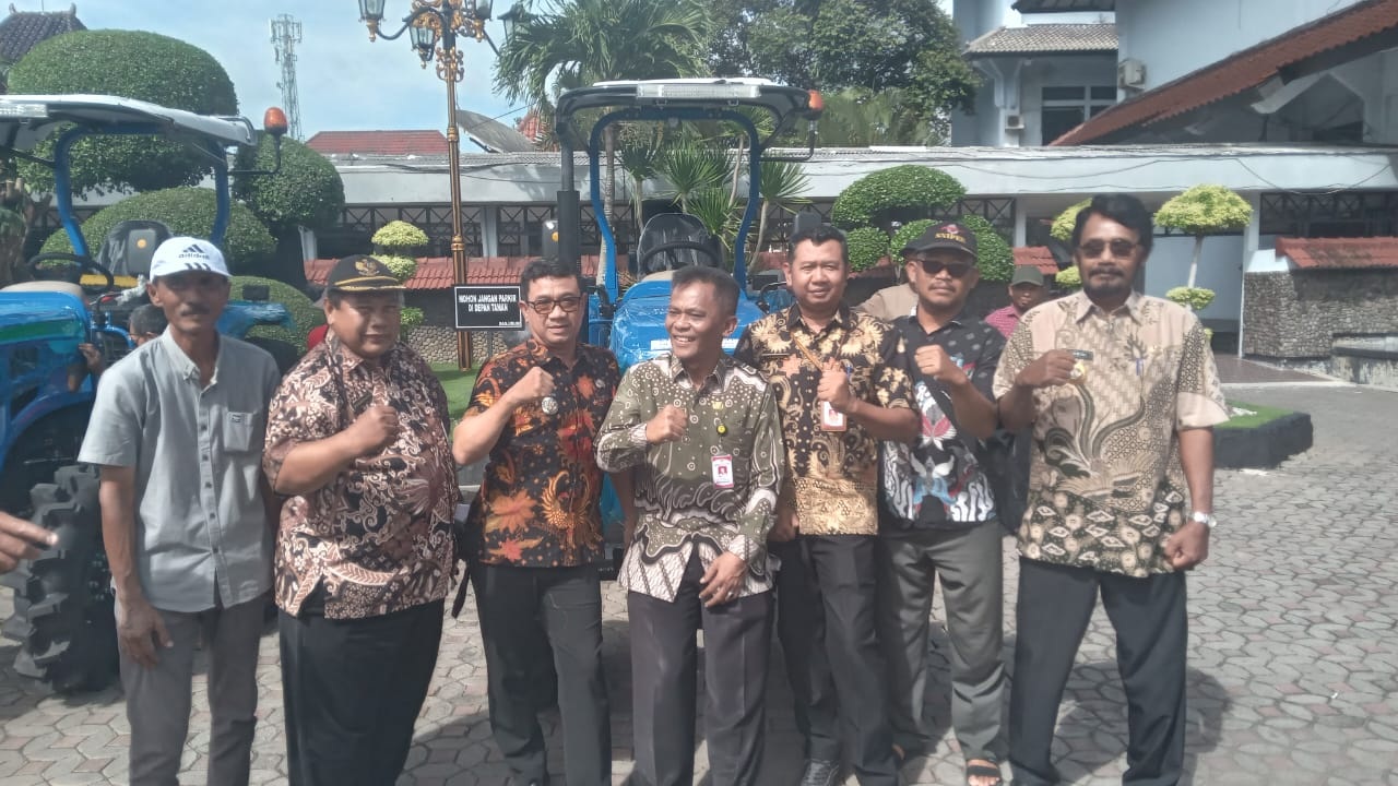 Kepala Dinas Pertanian dan Perikanan Kabupaten Sukoharjo memberikan bantuan traktor roda empat yang diserahkan Kamis (6/11).