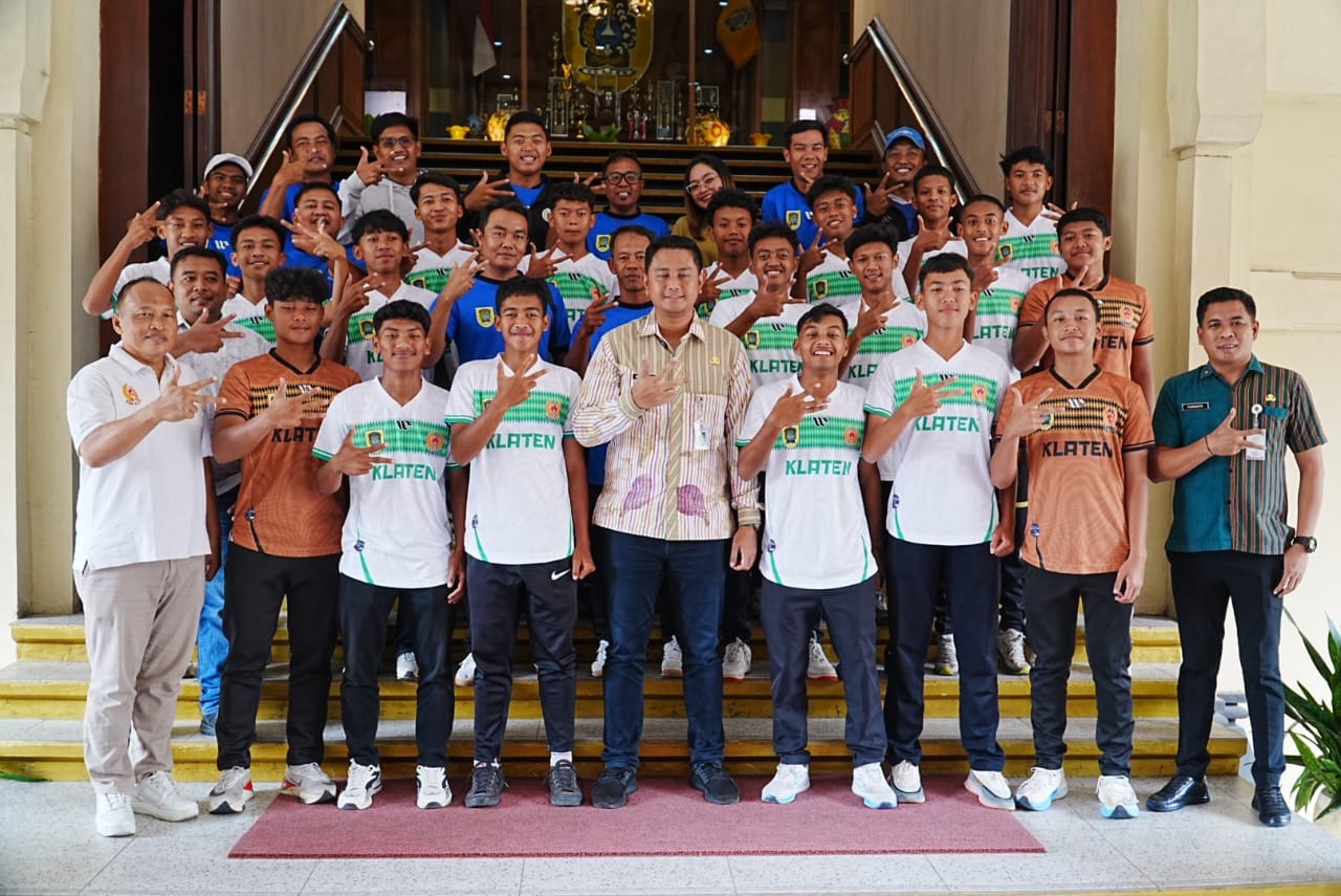 OPTIMISTIS: Tim Sepak Bola Kabupaten Klaten saat foto bersama dengan Bupati Klaten Hamenang Wajar Ismoyo di Kantor Bupati Klaten.