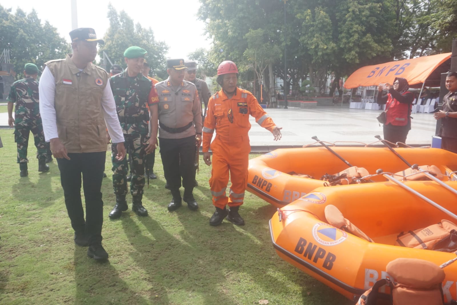 Bupati Klaten Hamenang Wajar Ismoyo saat mengecek peralatan untuk penanganan kebencanaan di Alun-alun Klaten. (Angga Purenda/Radar Solo)