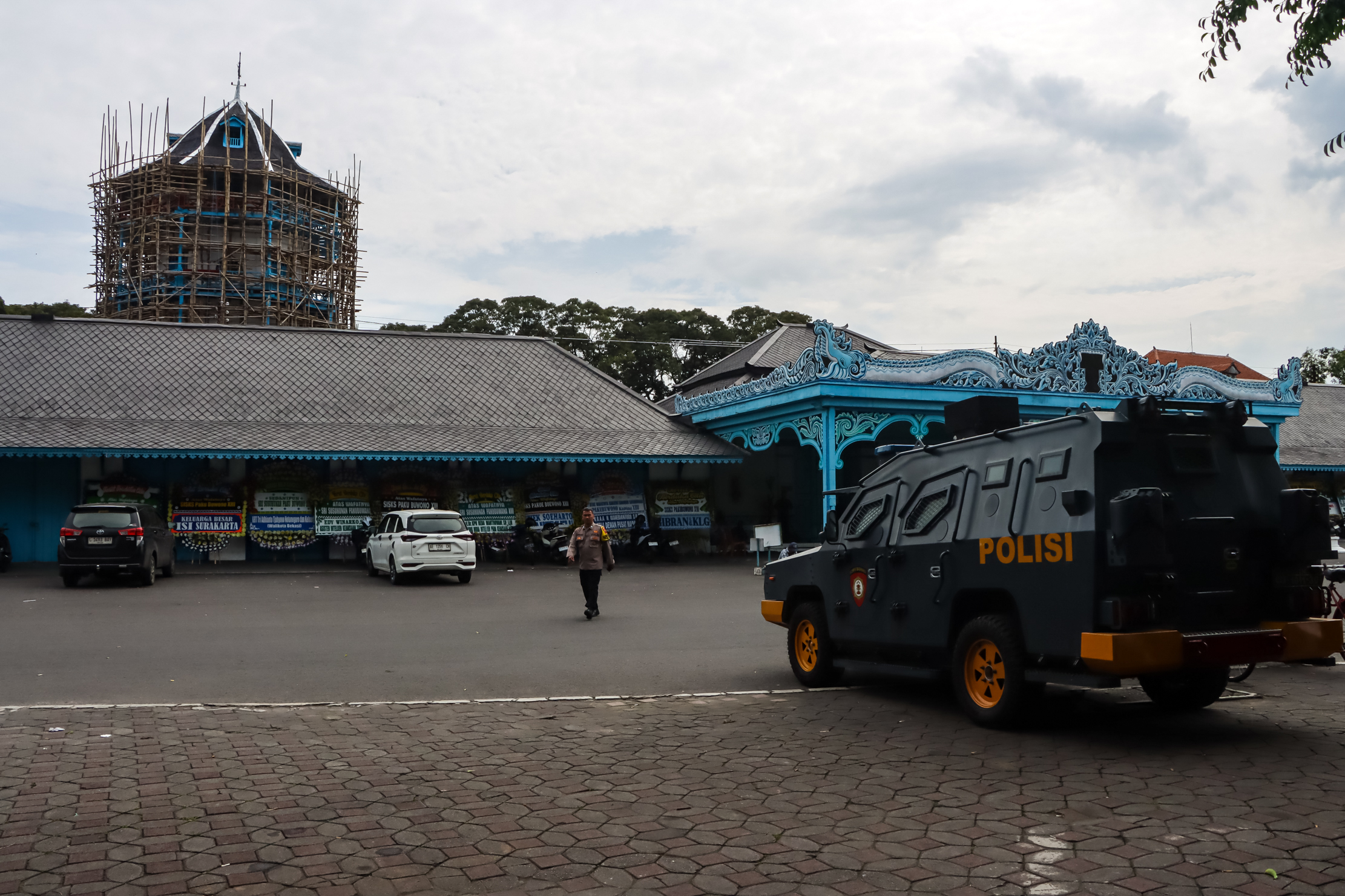 Kendaraan taktis siaga di lingkungan Keraton Surakarta. (M Ihsan/Radar Solo)
