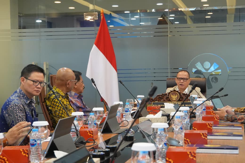 Menteri P2MI Mukhtarudin menerima kunjungan CEO Indonesian Business Council Dr. Sofyan A. Djalil di kantor Kementerian P2MI, Jakarta, Jumat (7/11/2025).