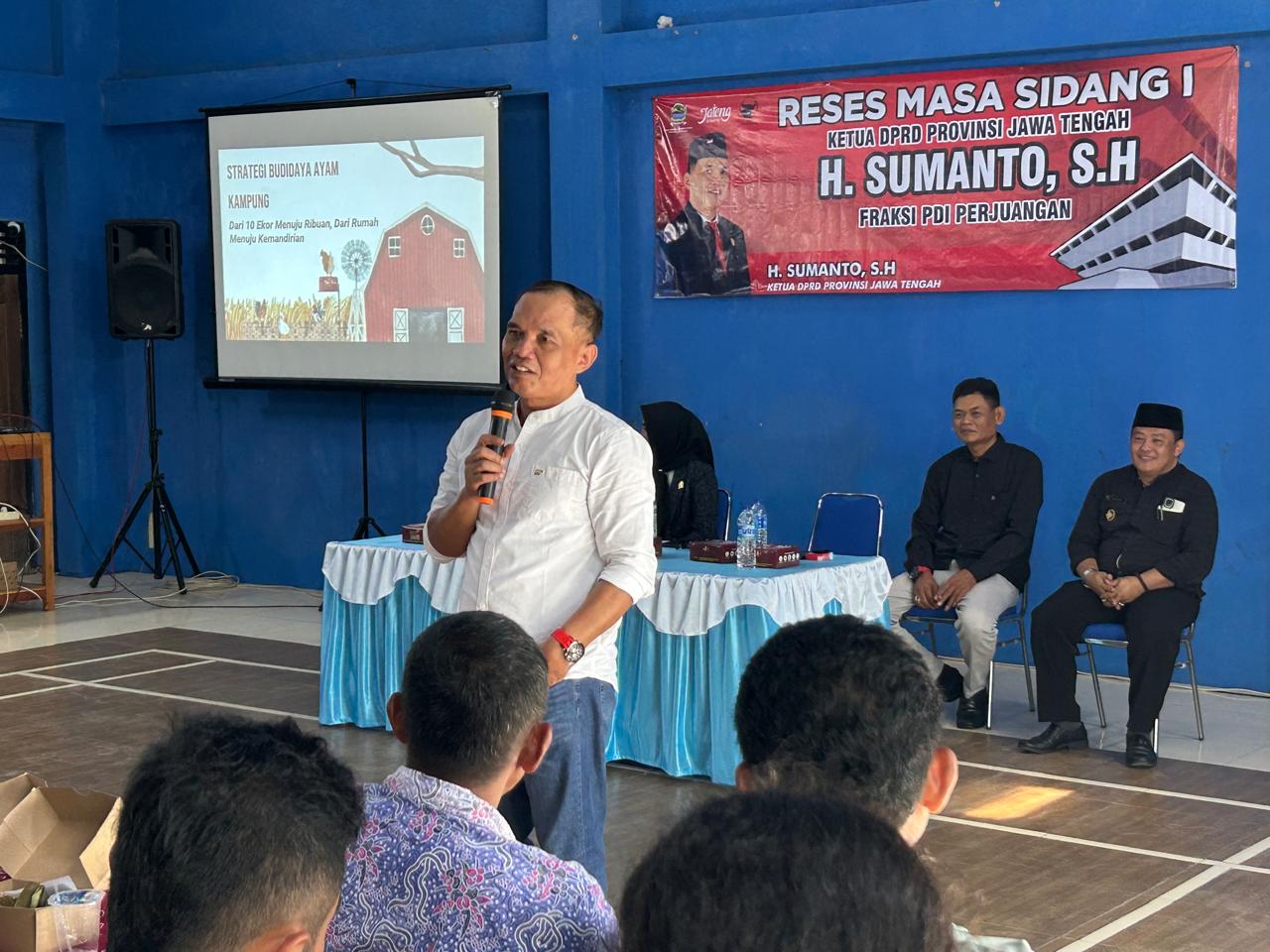 Sumanto meminta para warga untuk memperkuat perekonomian keluarga masing-masing. Salah satunya dengan beternak ayam.