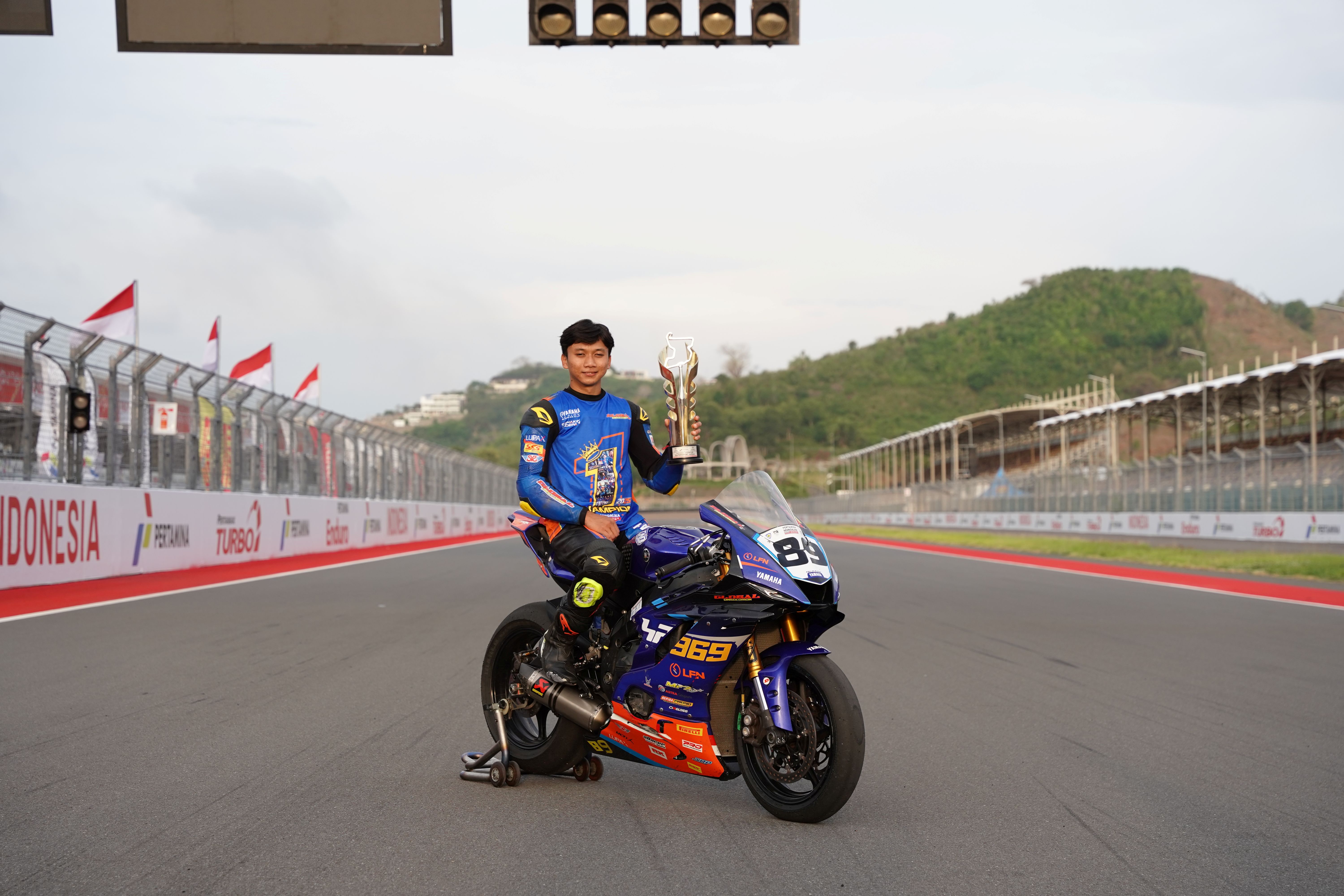 Wahyu Nugroho dari Yamaha LFN HP969 Global Ondolomon&nbsp;menjadi juara nasional National Supersport 600cc