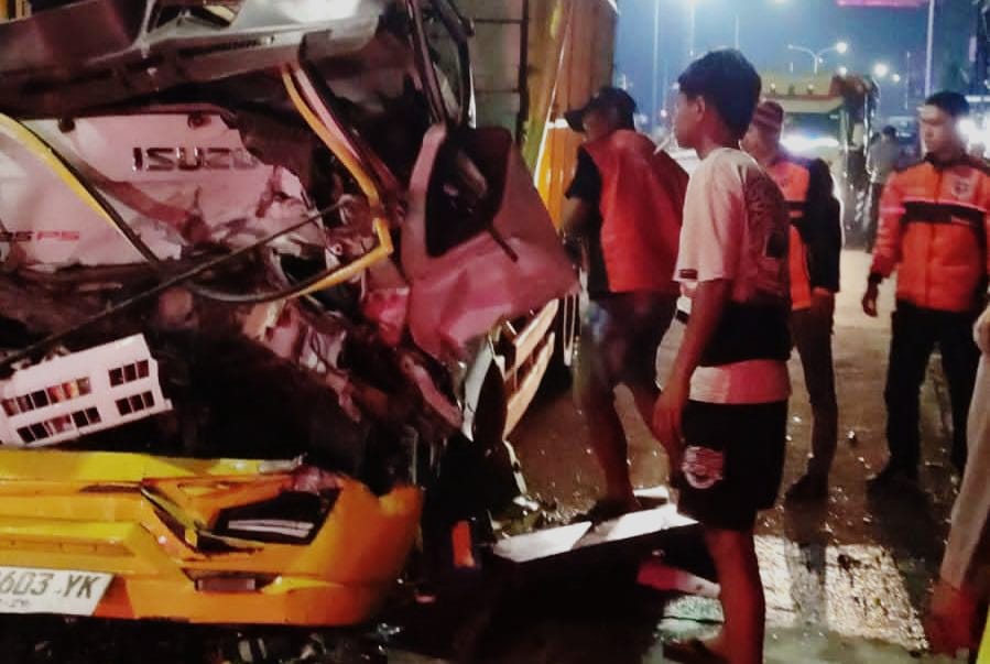 Kondisi truk yang mengalami kecelakaan di Jalan Solo-Sragen, Desa Kemiri, Kecamatan Kebakkramat, Karanganyar, Jumat (7/11/2025). (Rudi Hartono/Radar Solo)