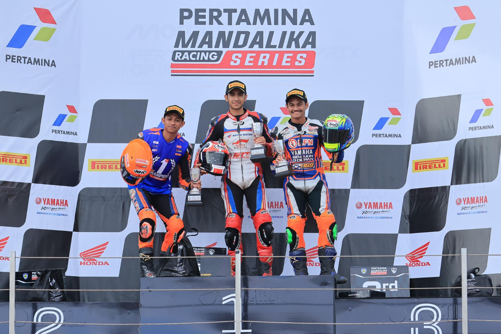 Andi Gilang (tengah) yang menyumbang 3 podium di dua kelas berbeda, double winner pada kelas NS150cc dan podium 3 dikelas NS250cc pada gelaran final Mandalika Racing Team 2025.