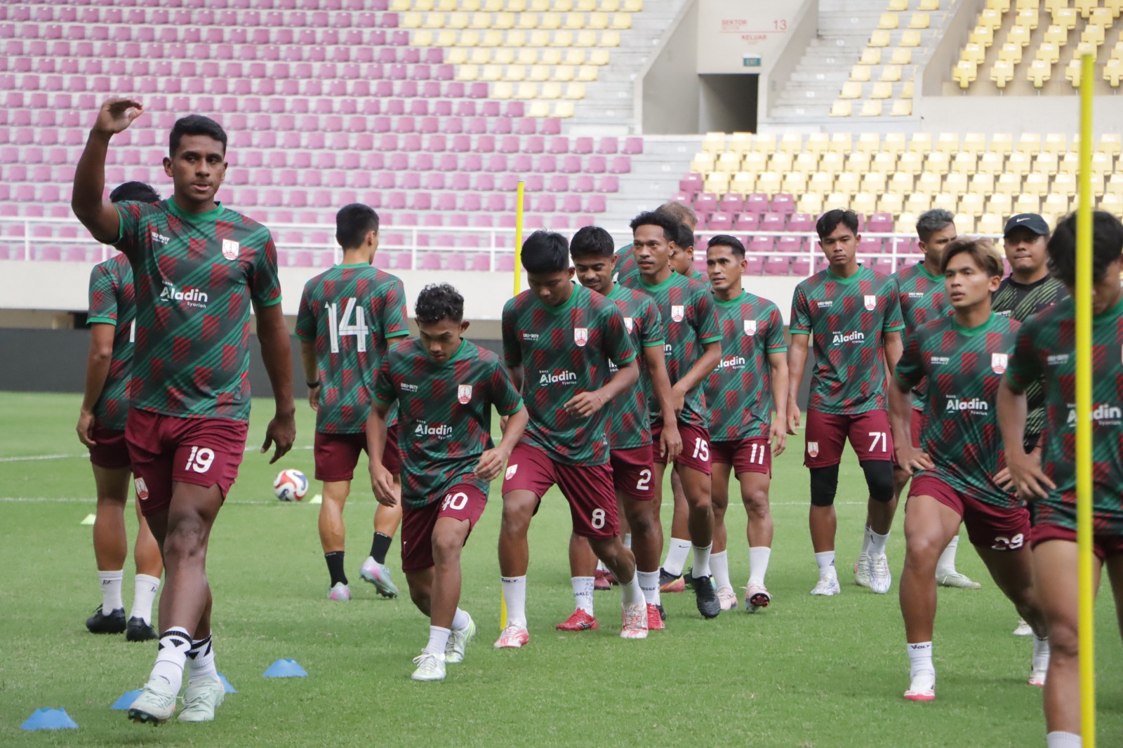 Bek Persis Solo Cleylton Santiago bersama rekan-rekannya jalani latihan di Stadion Manahan.