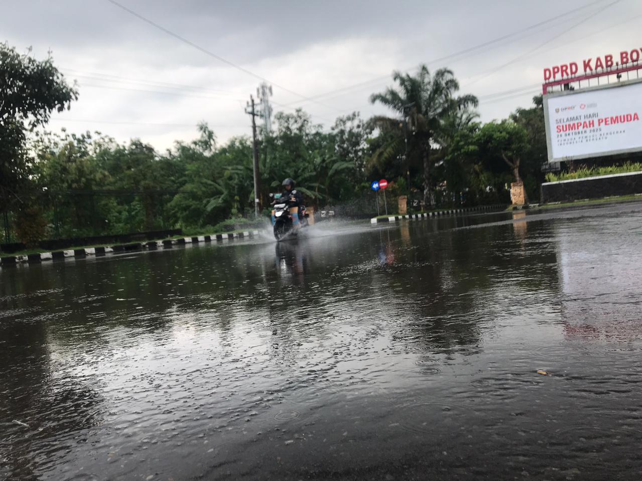 Pemotor di Boyolali melintasi genangan yang menyebabkan rawan tergelincir.
