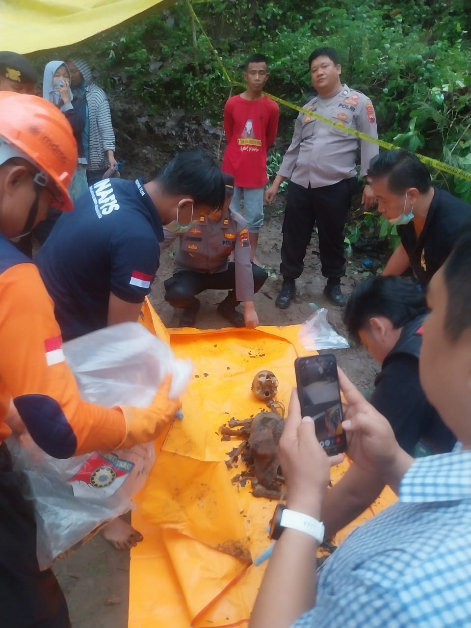 Evakuasi mayat Mbah Sarmi yang tinggal kerangka di area hutan Gunung Tunggangan, Kecamatan Purwantoro, Wonogiri.