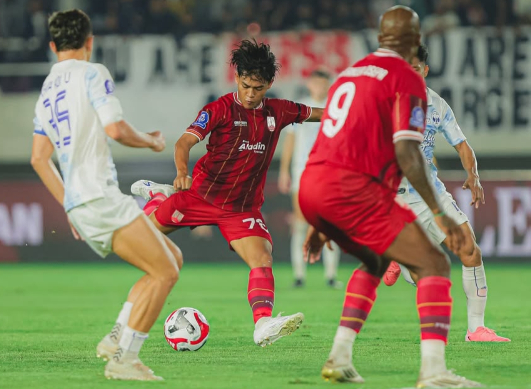Gelandang Persis Solo Zanadin Fariz saat melakukan tendangan ke gawang PSIM Jogja di Stadion Manahan, 8 November 2025.