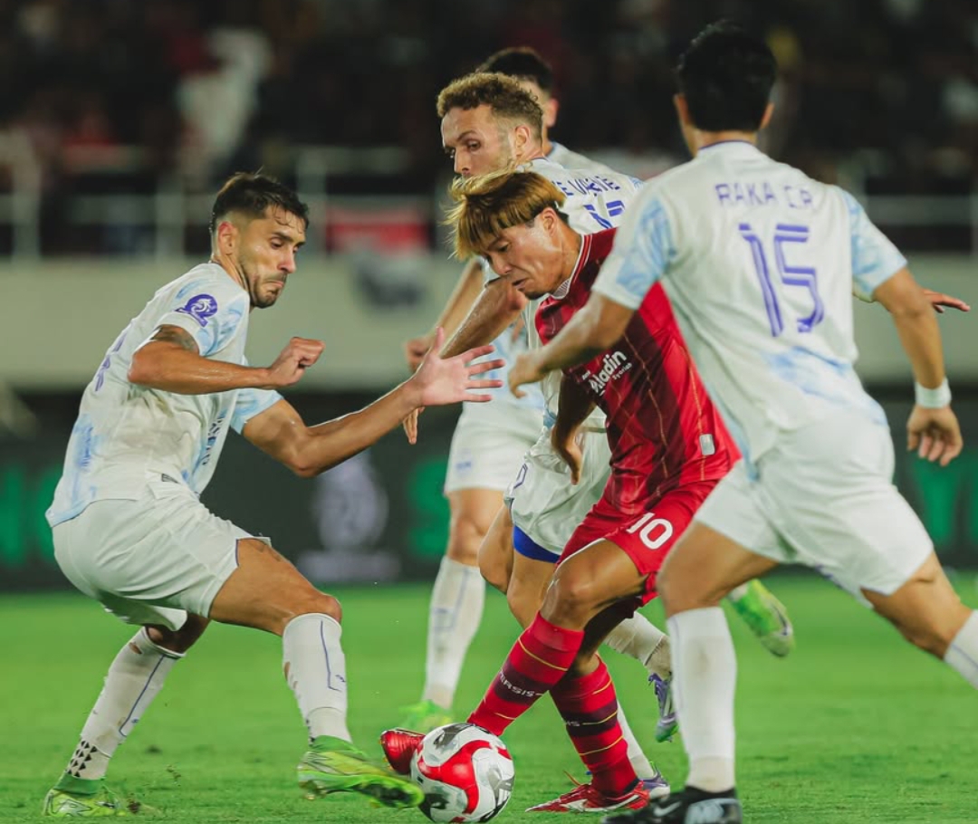 Striker Persis Solo Kodai Tanaka dikawal tiga pemain PSIM Jogja di Stadion Manahan (8/11/2025).