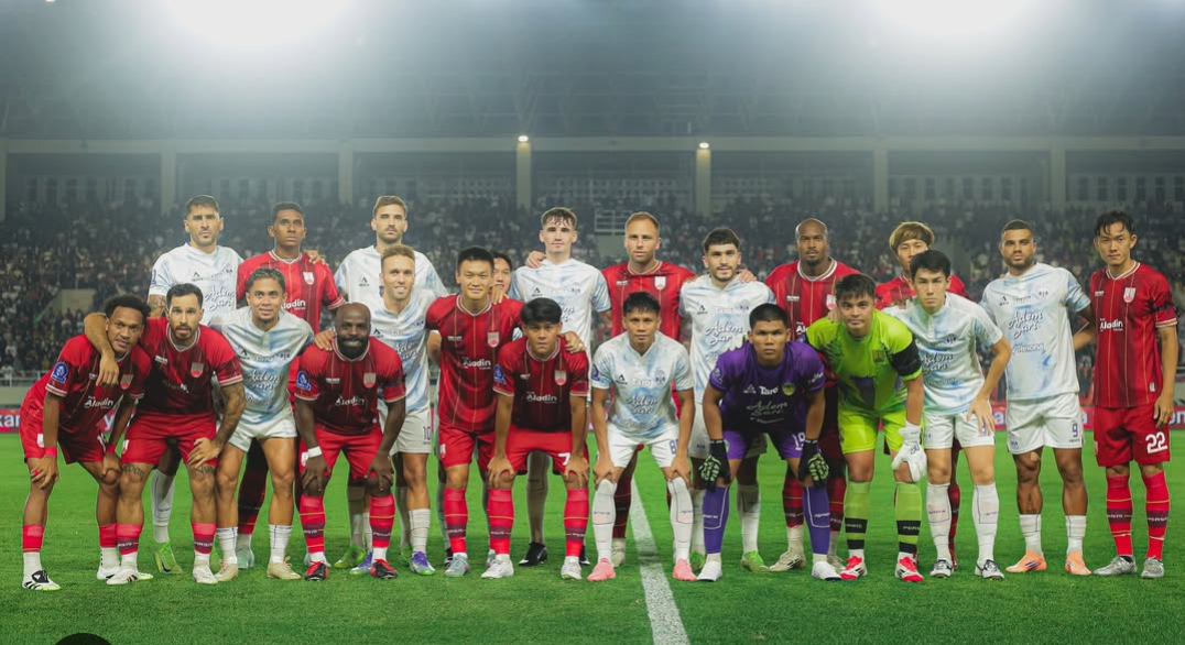 Pemain Persis Solo dan PSIM Jogja saat hendak bertanding di Stadion Manahan (8/11/2025)