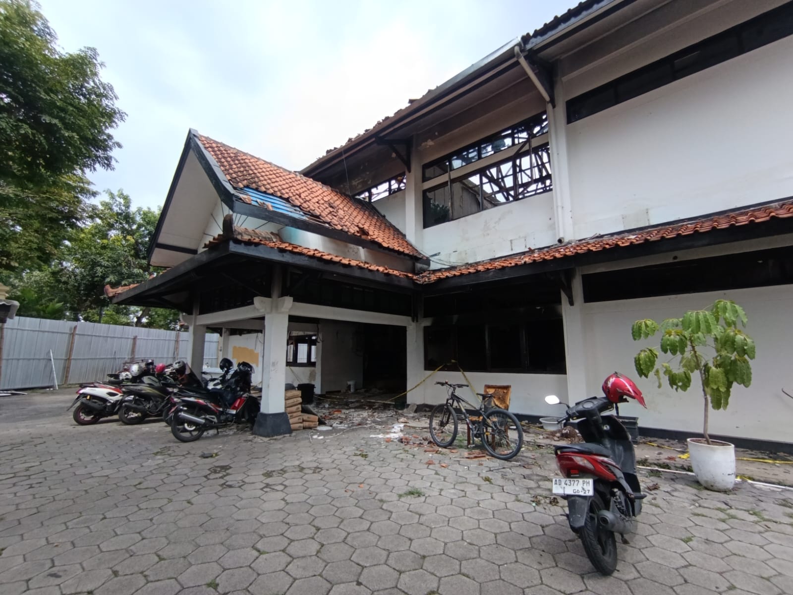 Kondisi gedung DPRD Solo yang sempat dirusak massa.