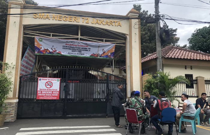 Suasana di sekitar SMAN 72 Jakarta pada Sabtu pagi (8/11). Sehari pasca ledakan terjadi kemarin siang (7/11/2025), sekolah tersebut masih dijaga oleh petugas.