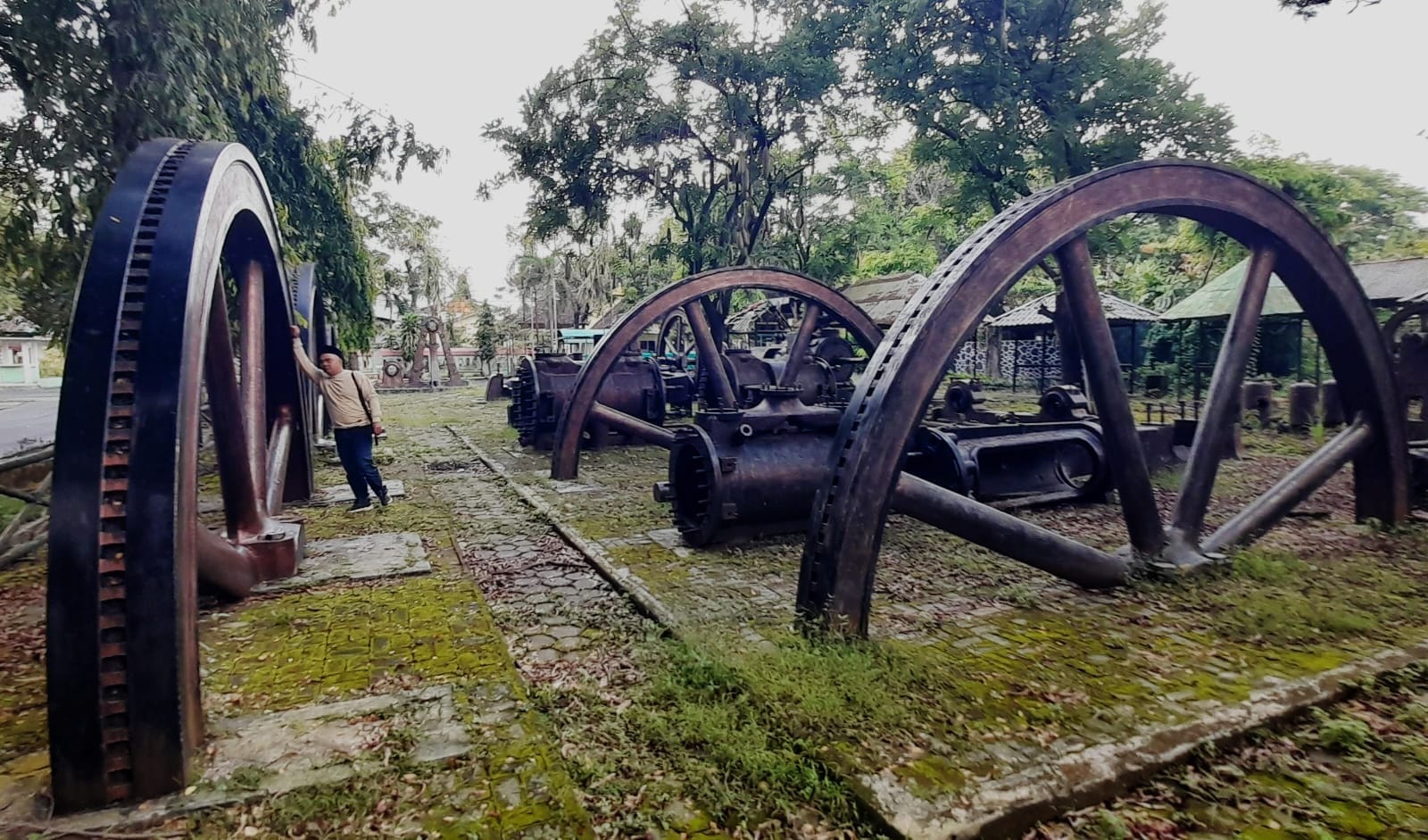 Pengunjung melihat dari dekat mesin penggilingan tebu di Tasikmadoe Heritage, PG Tasikmadu, Kecamatan Tasikmadu, Karanganyar. (Rudi Hartono/Radar Solo)