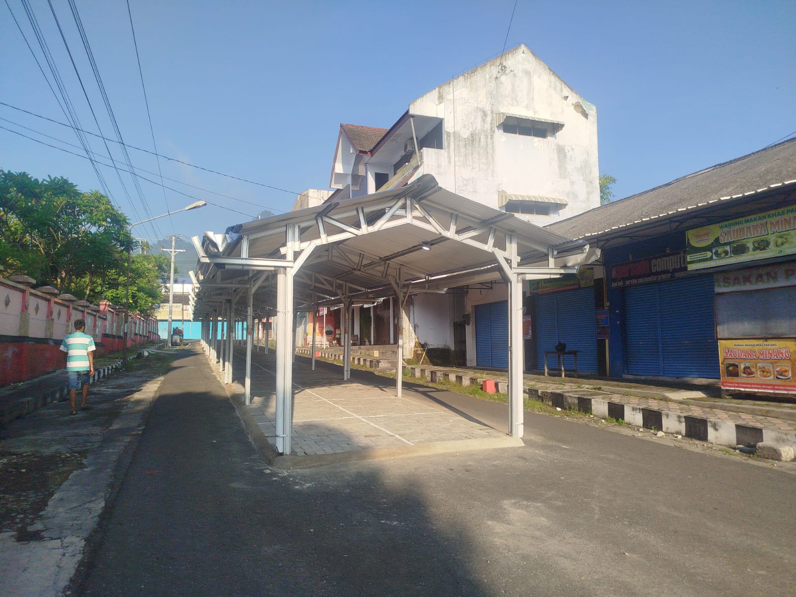 Pembangunan pasar darurat di Jalan Pelem II yang belum rampung digarap Sabtu (8/11/2025).