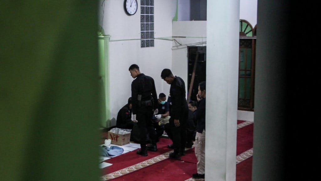 Personel Gegana Brimob Polda Metro Jaya melakukan olah Tempat Kejadian Perkara (TKP) di dalam Masjid SMAN 72 Jakarta, Jumat (7/11/2025)