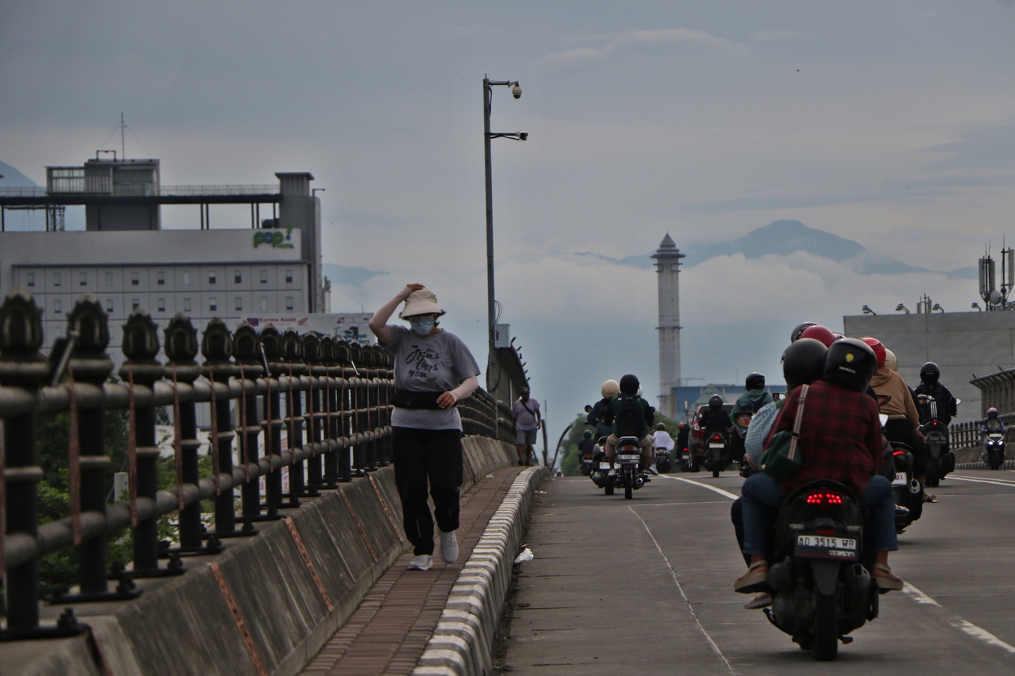 Seorang pejalan kaki sedang menikmati cuaca cerah Minggu pagi (9/11). (Arief Budiman/Radar Solo)