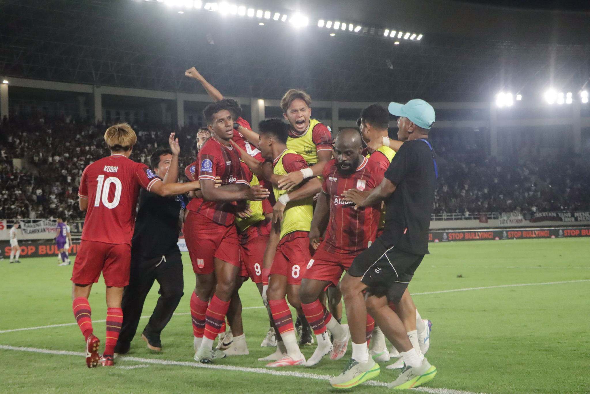 Pemain Persis Solo merayakan euforia saat melawan PSIM Jogja di Stadion Manahan (9/11/2025).